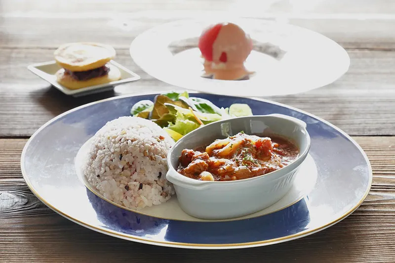 様々なフードメニューを心を込めて提供